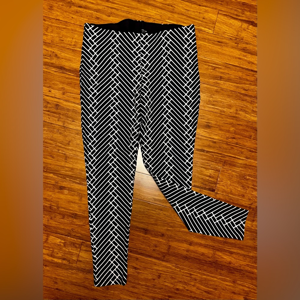 Peter Nygard Luxe Black and White Leggings